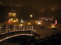 08_Il presepio di Branzi sotto la fitta nevicata